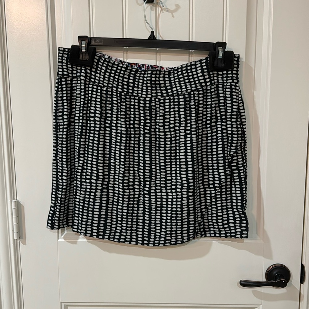 Reversible faux wrap skirt by CAbi. XL - black and white and multi color.